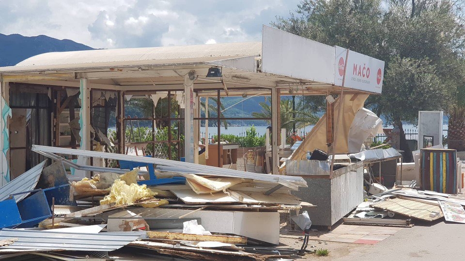 Počelo rušenje privreminih objekata na šetalištu u Budvi