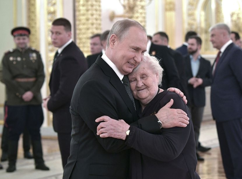 Putin grli svoju dragu učiteljicu Veru i ljubio u čelo, zbog nje je završio fakultet ali i…