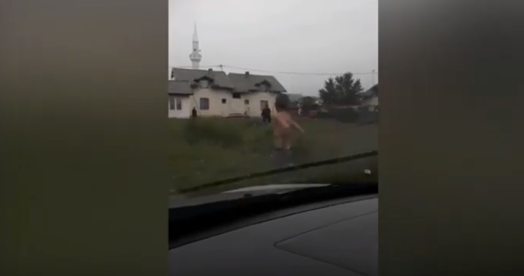 Šokantan video: Djeca kamenuju starca u Brčkom
