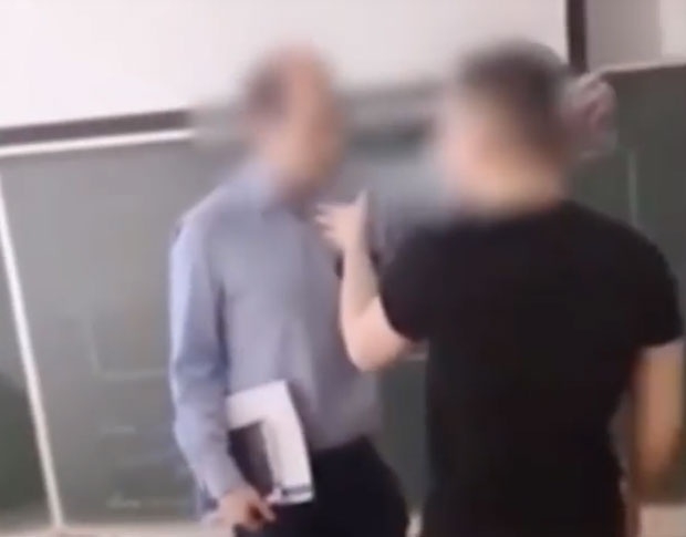 Skandalozan snimak iz škole: Profesor pljunuo učenika, pa mladić nasrnuo na njega