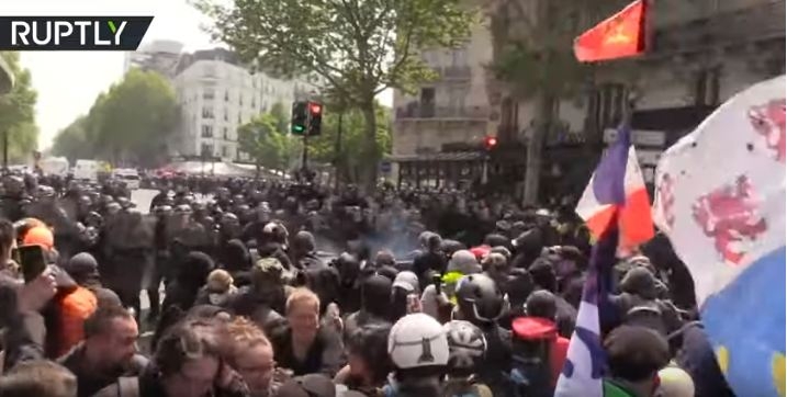 (VIDEO) Haos na ulicama Pariza, demonstranati se sukobili sa policijom!