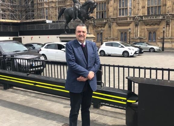 Kneževićev foto-sešn i nepostojeća diskusija u britanskom parlamentu