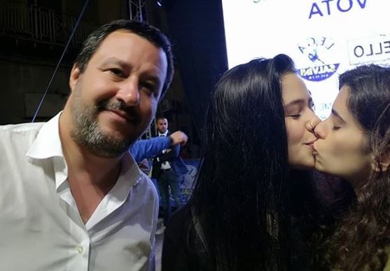 Desničarski ministar je veliki protivnik gejeva, zato su dvije djevojke morale da se slikaju sa njim