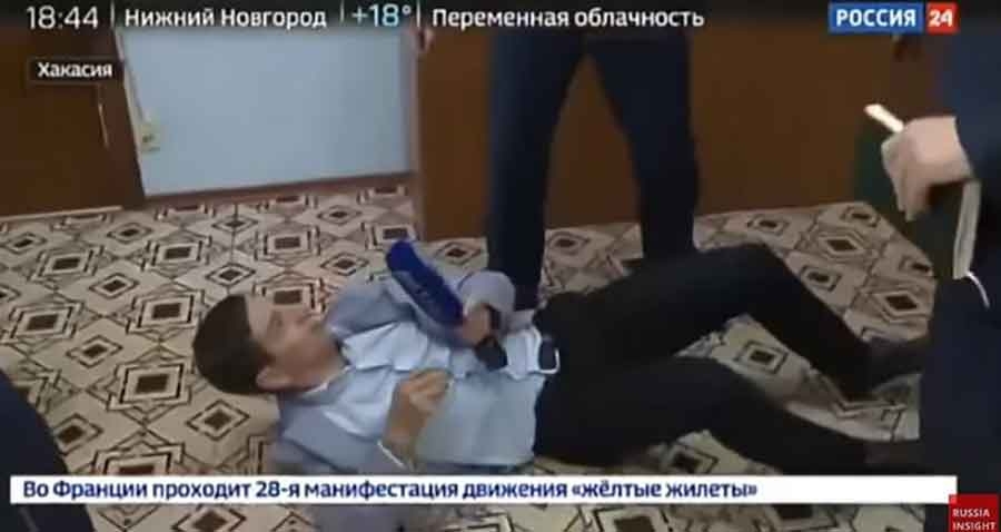 IZGUBIO ŽIVCE: Funkcioner Putinove stranke zbog nezgodnog pitanja novinara bacio na pod!