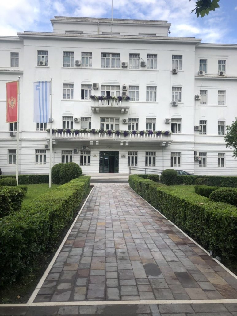 Rekonstruisane pješačke staze ispred zgrade uprave Glavnog grada