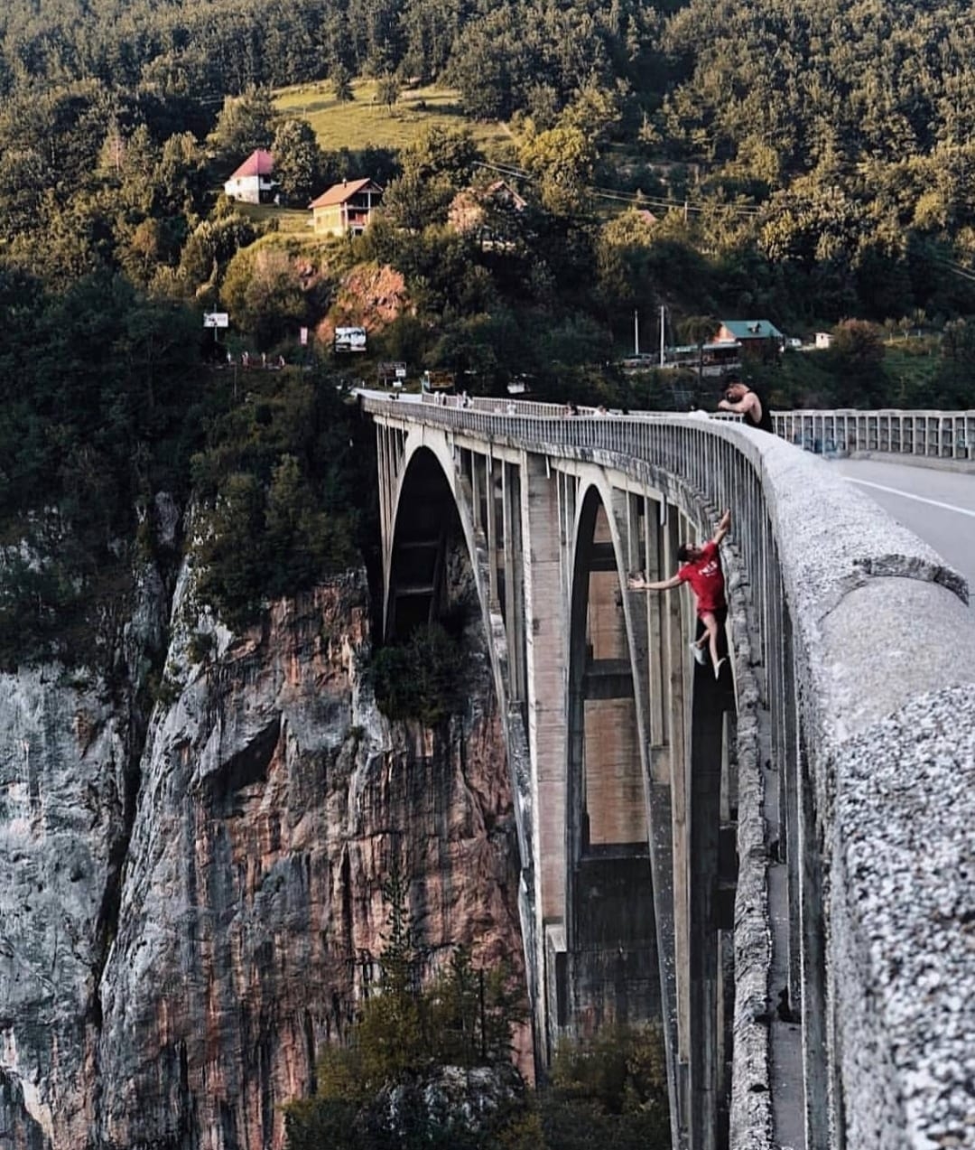 Ludost na mostu na Tari! Turista visio, okačen jednom rukom za stub i to samo jer je želio neobičnu fotografiju