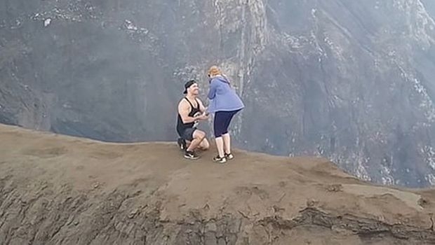 VIDEO: Spektakularna prosidba na ivici vulkana!