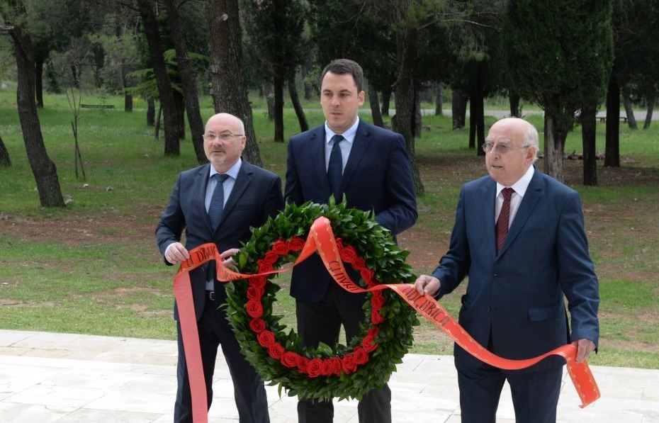 Rukovodstvo Glavnog grada i UBNOR-a Podgorice položilo vijenac na spomenik Partizanu borcu