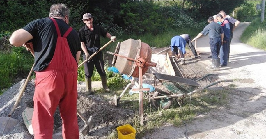 Srbi i Bošnjaci izgradili ”most ljubavi” kod Foče: “Ne možemo jedni bez drugih”