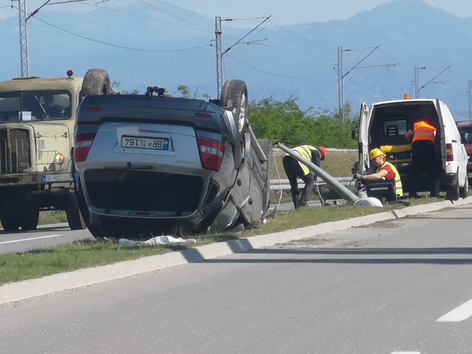 Zeta: Automobil se prevrnuo na krov, jedna osoba lakše povrijeđena