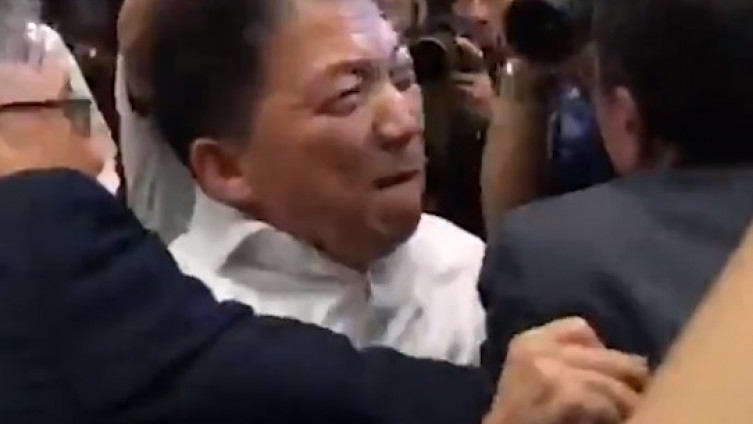 Tuča političara u parlamentu Hong Konga, ima i povrijeđenih