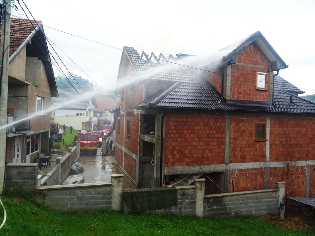 Požar u bjelopoljskom naselju Zaimovića livade, izgorio krov kuće