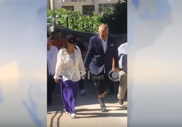 Edi Rama ponovo u neobičnom izdanju: Na glasanje u bermudama i cipelama