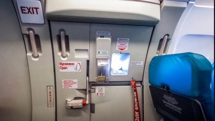 Nesvakidašnja situacija u avionu: Umjesto za toalet, žena otvorila vrata za slučaj opasnosti