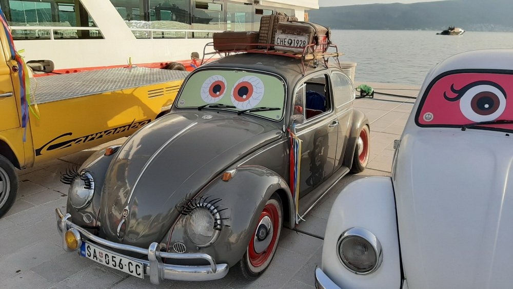 Pogledajte kako su popularne bube “okupirale” Tivat: Preko 150 oldtajmera stiglo u Crnu Goru