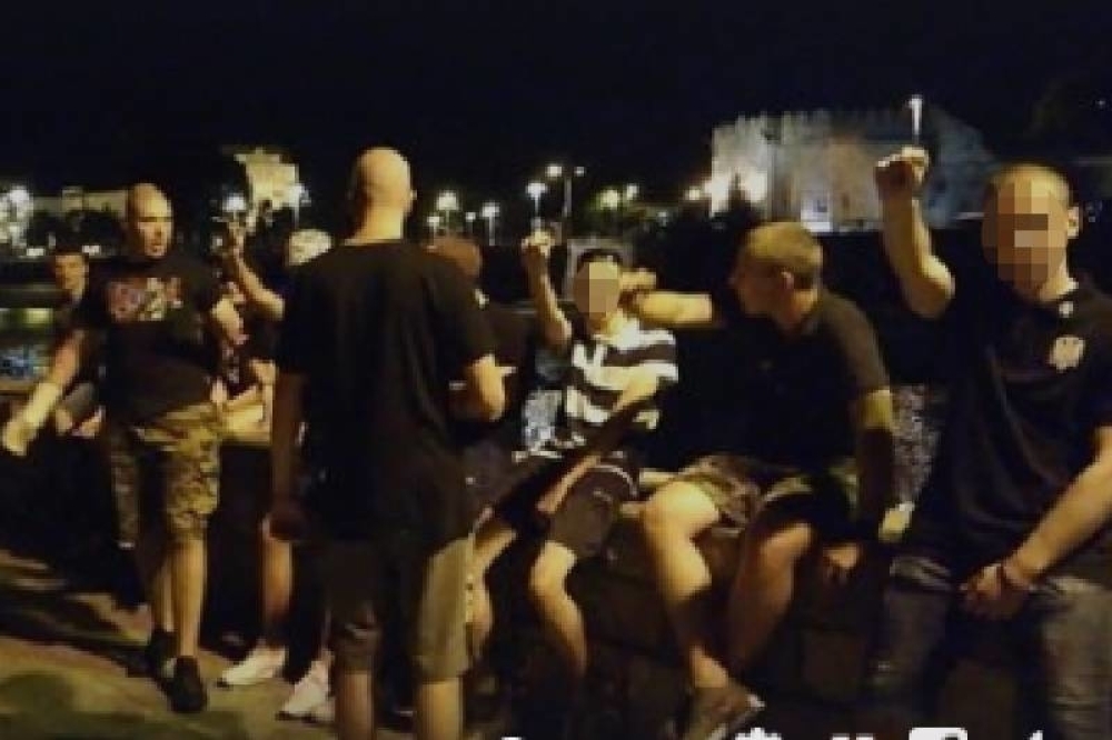 VIDEO – Uroša (25) izboli zbog majice “antifašista”: “Ajde, snimi slobodno, evo…”