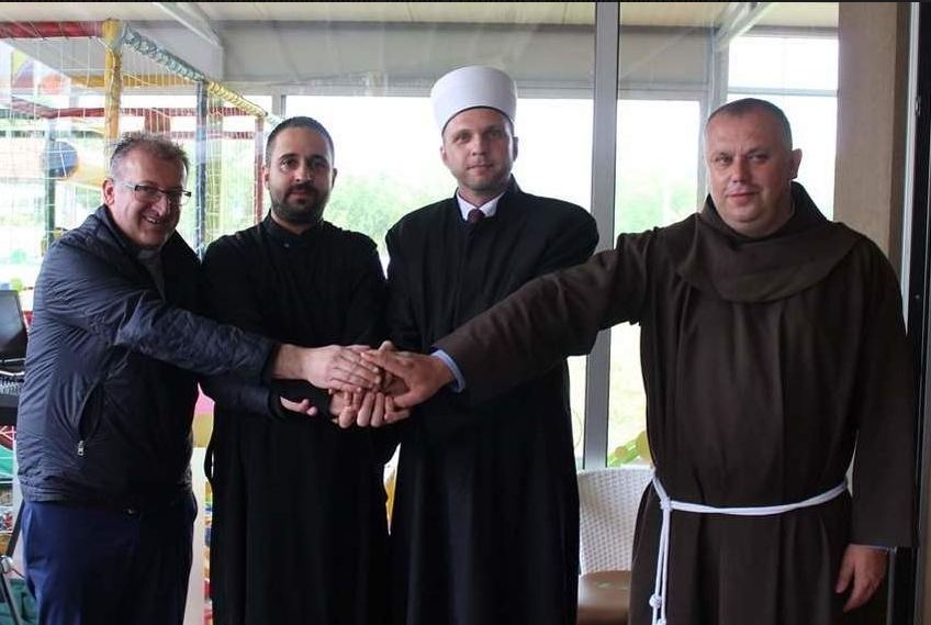 Zajednička fotografija imama, paroha i župnika u Maglaju koja osvaja srca