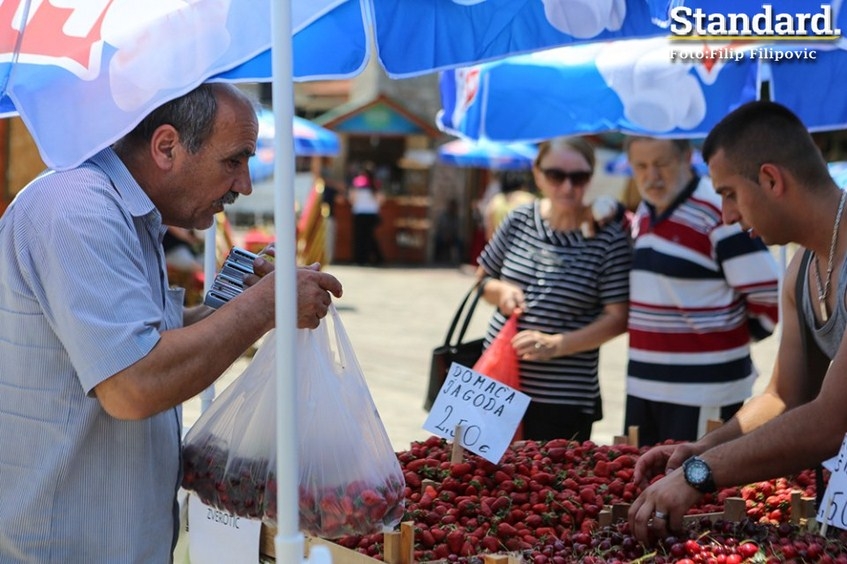 FOTO: Podgorička pijaca kod Sahat kule za očuvanje tradicije, građani poručili: “Daj brate, samo nek’ se nešto dešava”