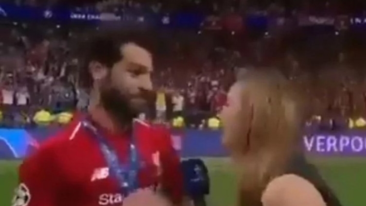 Salah mislio da ga novinarka pokušava poljubiti, njegova reakcija postala hit