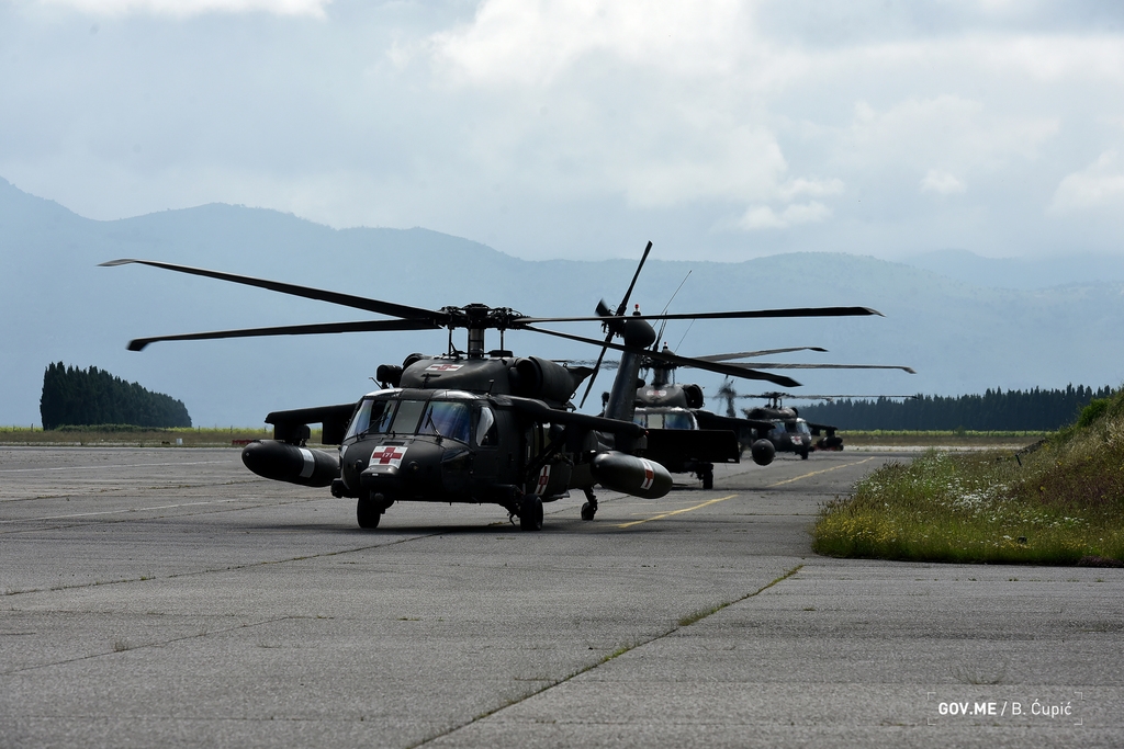 Tri američka helikoptera napunila gorivo na vojnom aerodromu u Golubovcima