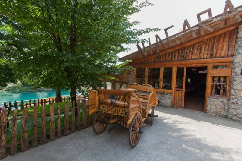 Demoliran restoran Niagara: Polomiljeni prozori, šank, stolovi, stolice…