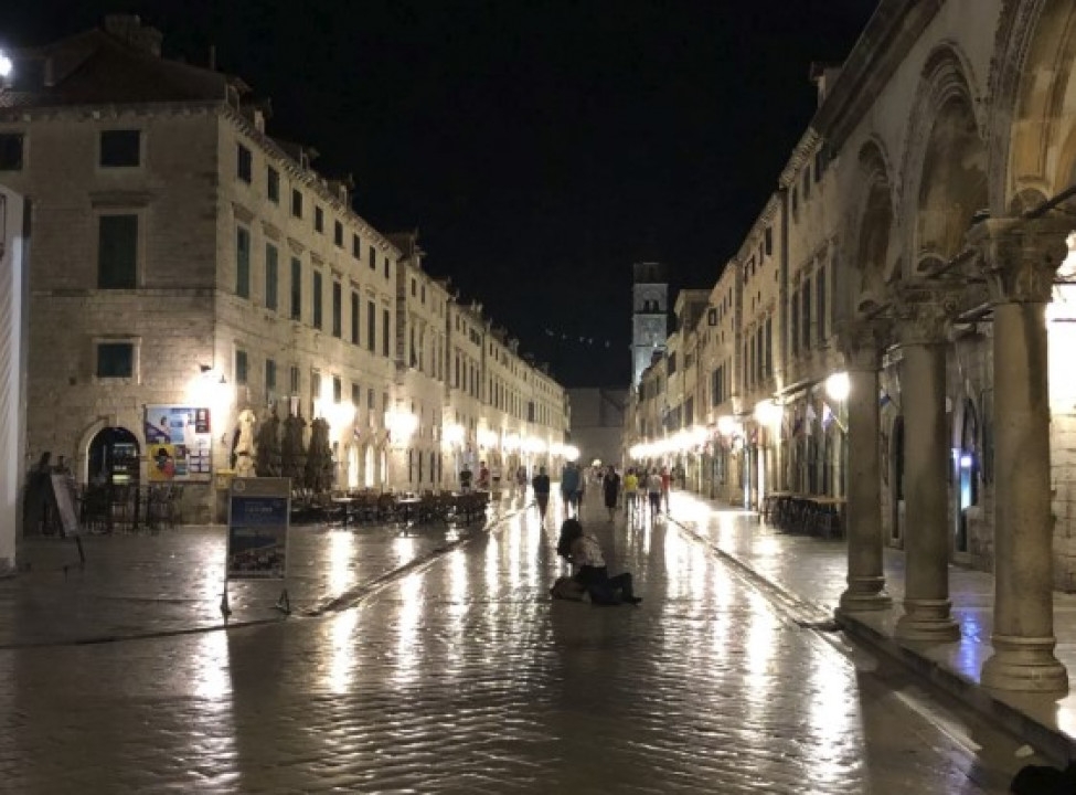 Par se nasred Straduna prepustio strastima
