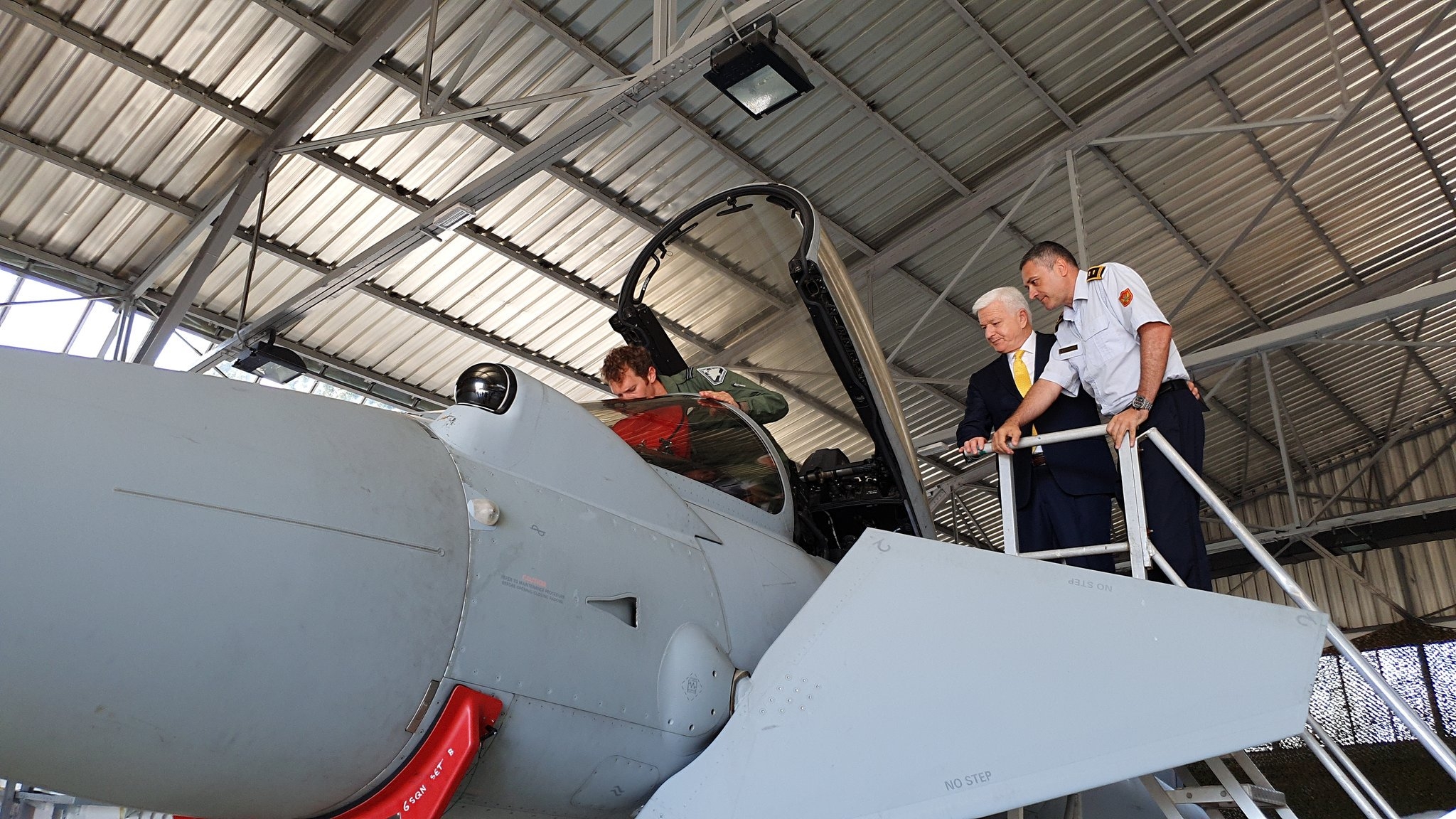 Marković i ambasadorka Kemp obišli kraljevske borbene avione na aerodromu u Golubovcima