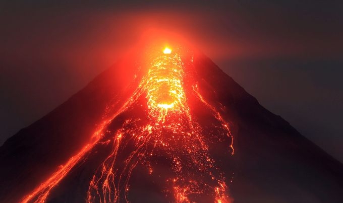 Zbog erupcija vulkana evakuisano 15.000 ljudi