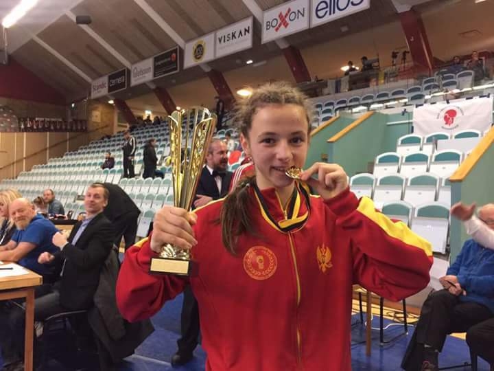 Ministar Janović, bokserki Bojani Gojković, čestitao zlatnu medalju