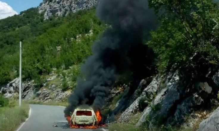 Taksi vozilo potpuno izgorjelo na putu ka Kučima