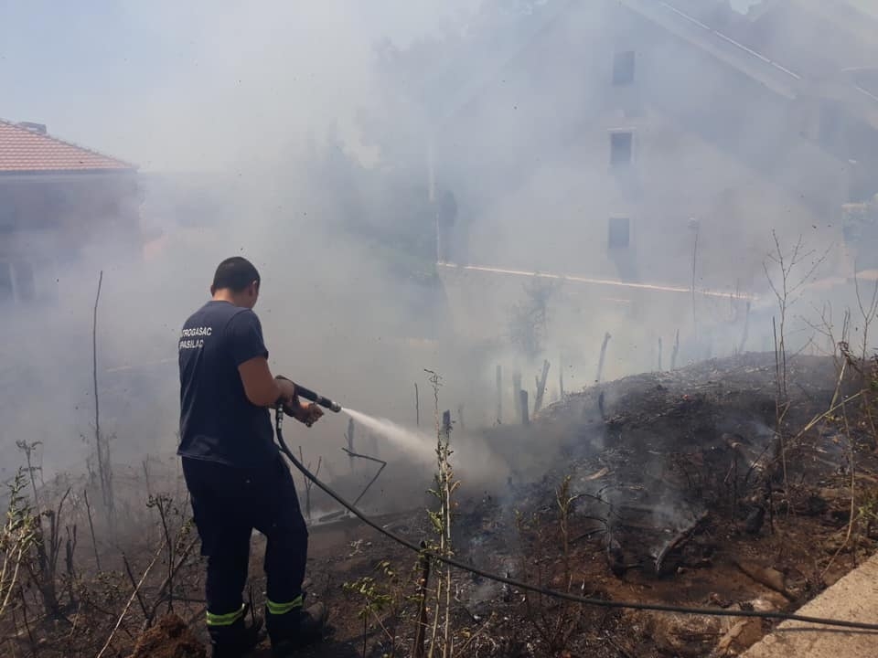 Podgorički vatrogasci za manje od 24 sata imali devet intervencija