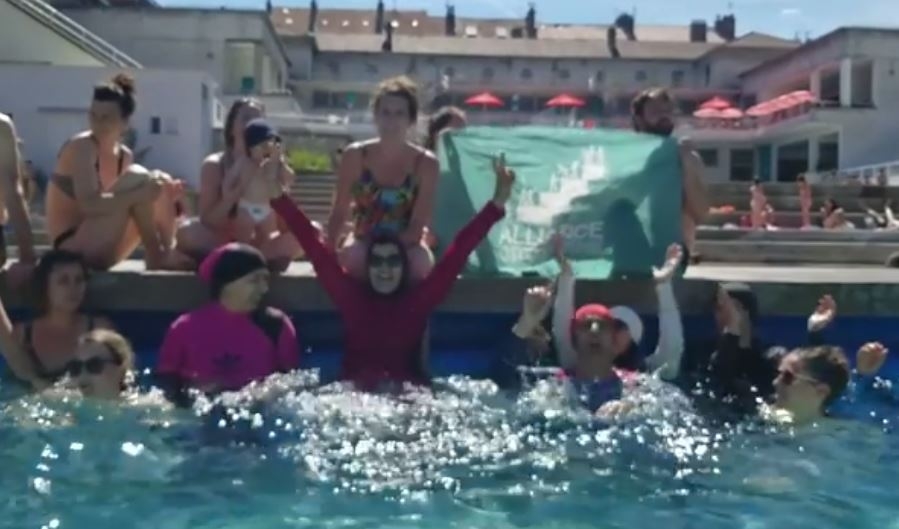 Grupa žena se na bazenu u Francuskoj okupala u burkiniju, pa dobile kaznu