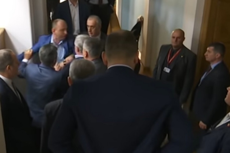 Policajac nije vidio tuču poslanika u holu Skupštine