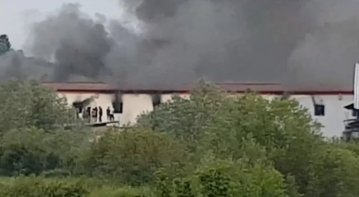 VIDEO – Velika Kladuša: Požar u prihvatnom centru za migrante, veliki broj povrijeđenih