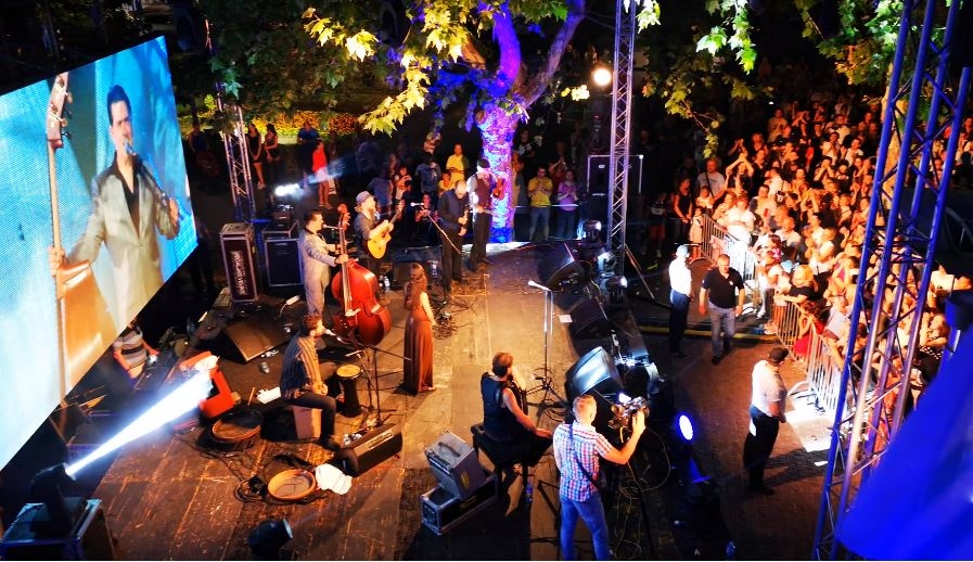 “Još ne sviće rujna zora” u glas se pjevala sinoć u Bokeškoj: Koncert Barcelona Gipsy Balkan Orchestra okupio Podgoričane