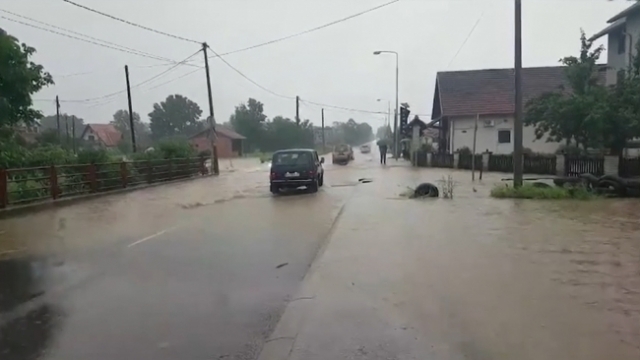 VIDEO: Voda nosi sve pred sobom u Srbiji