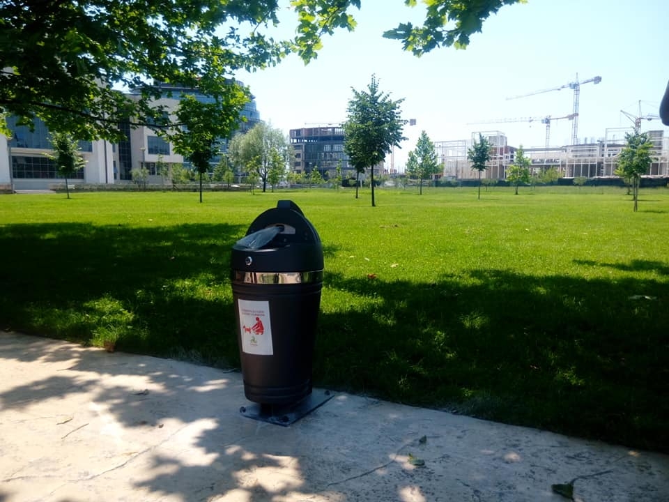 Podgorica: Postavljene korpe za odlaganje psećeg izmeta