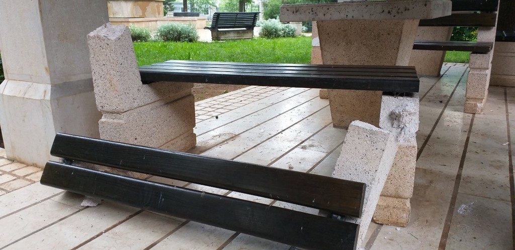 Vandalizam u Kraljevom parku: Dvije klupe potpuno uništene, tri oštećene