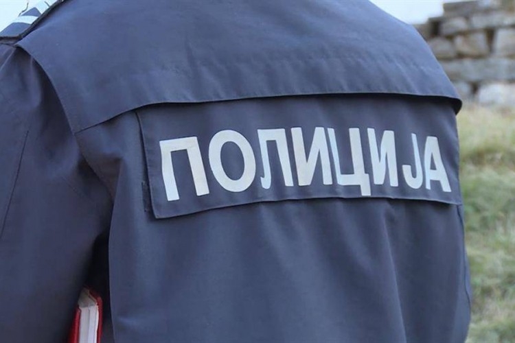 Beograd: Maturanti pretukli policajca