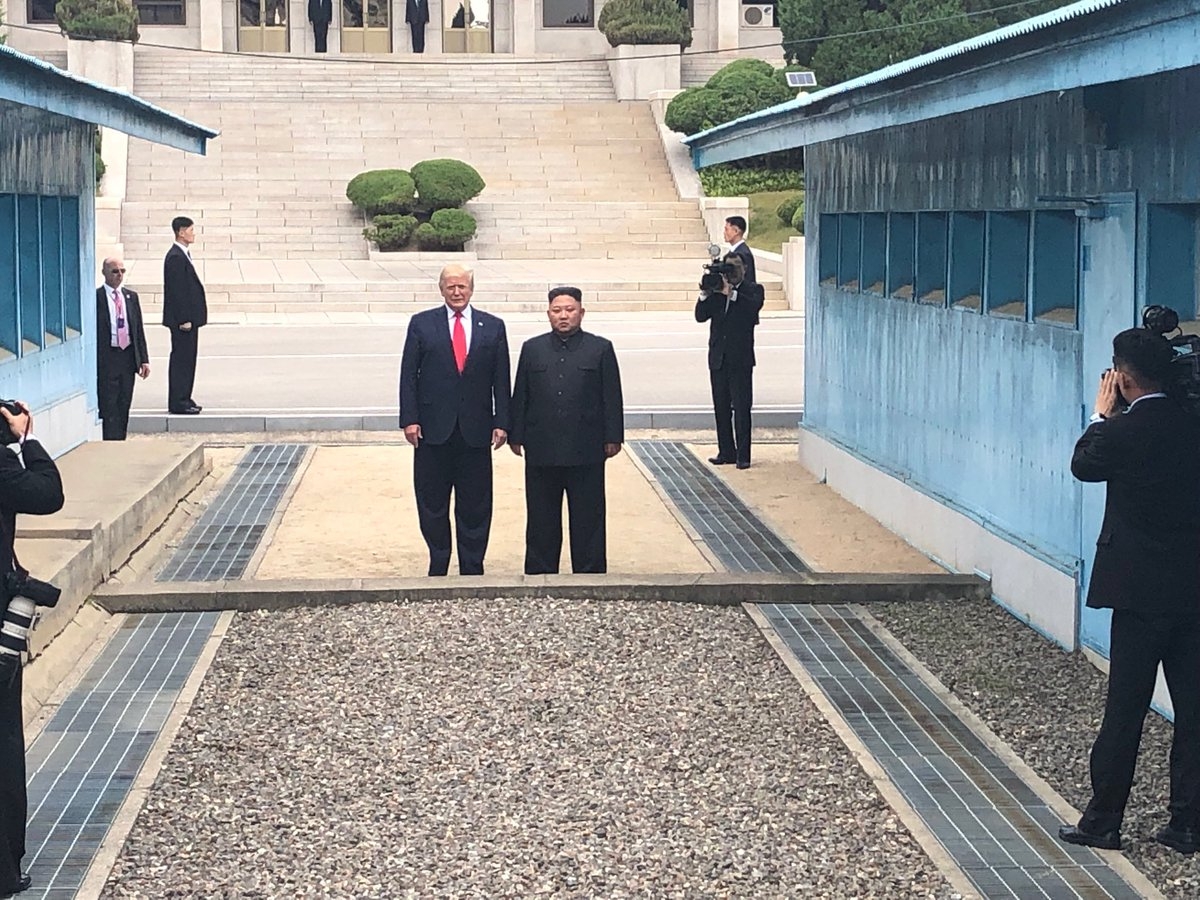 Tramp prvi američki predsjednik koji je ušao u S. Koreju: Ja i Kim se cijenimo i volimo