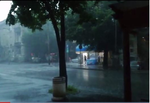 POTOP U BEOGRADU! Kiša je čak poplavila i neke solitere!