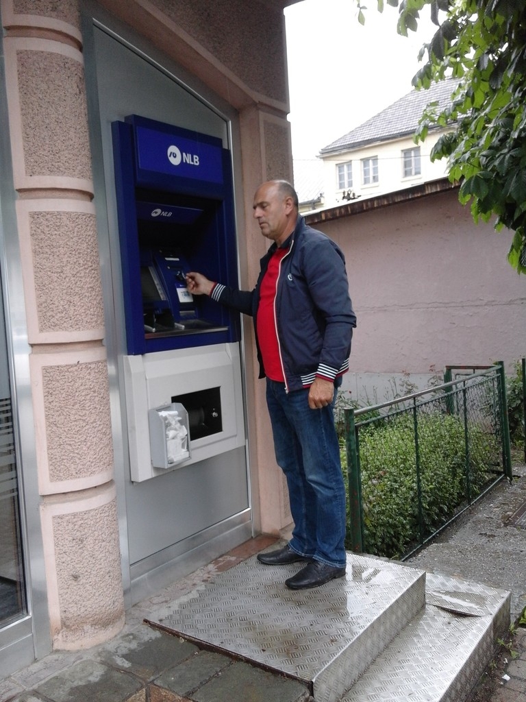 Policajac na bakomatu pronašao 300 eura i vratio ih vlasnici