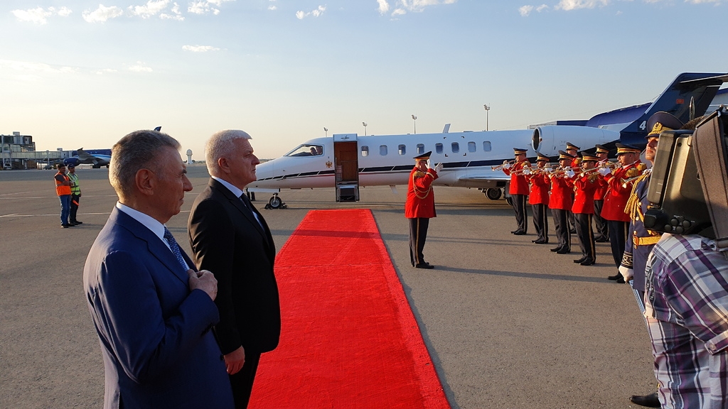 Duško Marković doputovao u Baku, dočekan uz najviše državne počasti