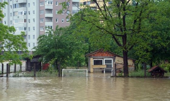 Tuzla: Izlivanjem rijeke poplavljeni stambeni objekti i oštećeni mostovi