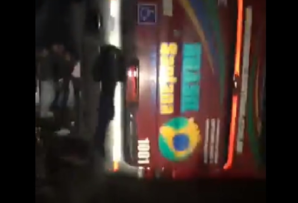 HOROR USRED NOĆI: Prevrnuo se autobus! Najmanje 17 mrtvih