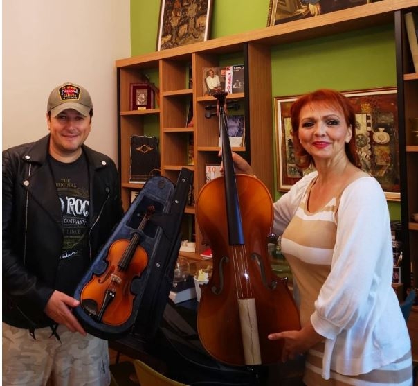 Šmekerski: Aco Pejović poklonio deset violina i pet violončela podgoričkoj muzičkoj školi