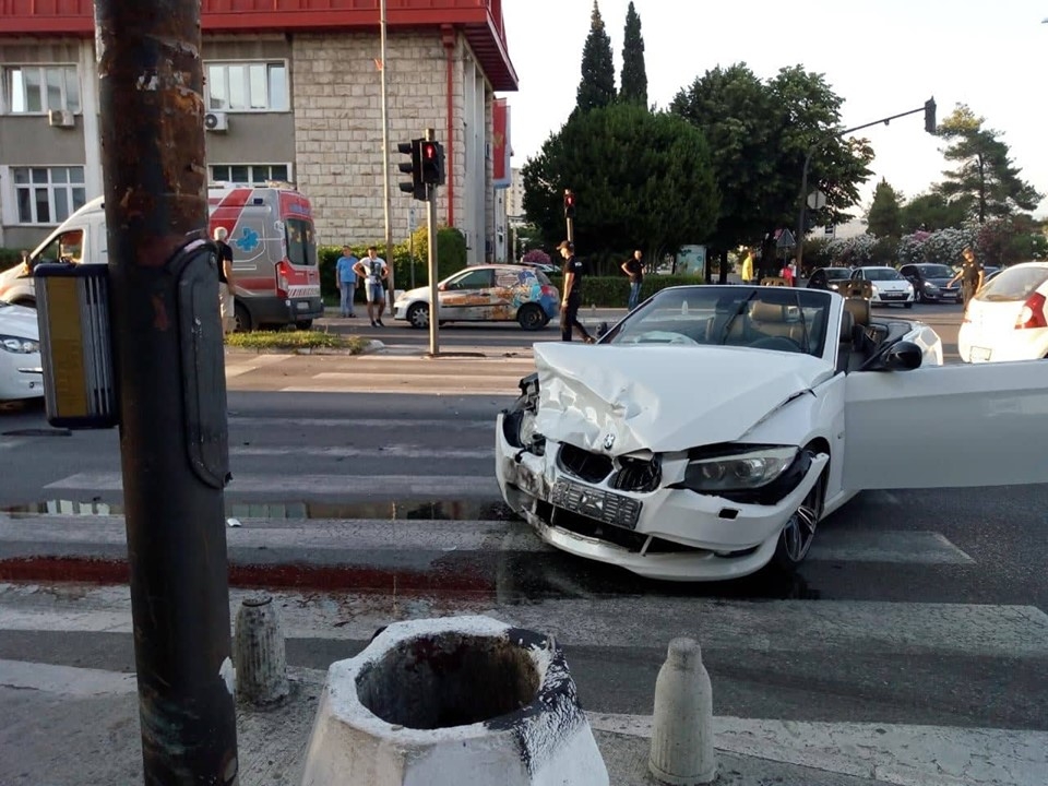 FOTO: Čeoni sudar na raskrsnici kod Milenijuma, žena teže povrijeđena