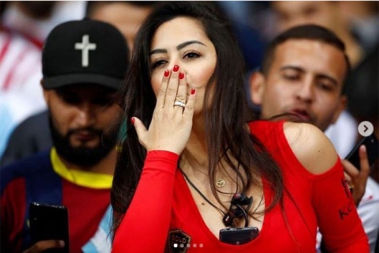 Najpoznatija navijačica na svijetu se vratila na tribine, stadion joj skandirao!