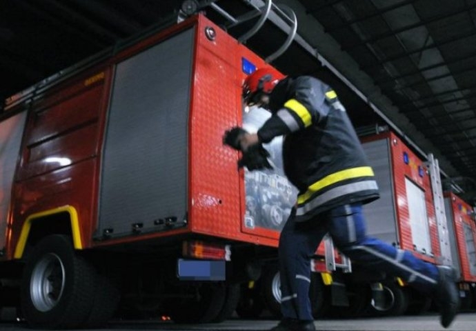 Izvlačili ih vatroasci: Tri osobe teško povrijeđene u sudaru dva automobila