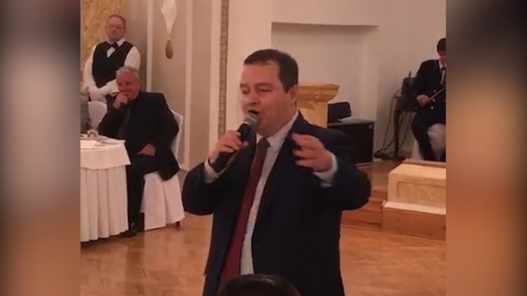 Ko bi rek'o čuda da se dese: Dačić obećao da će otpjevati posebnu pjesmu Makronu